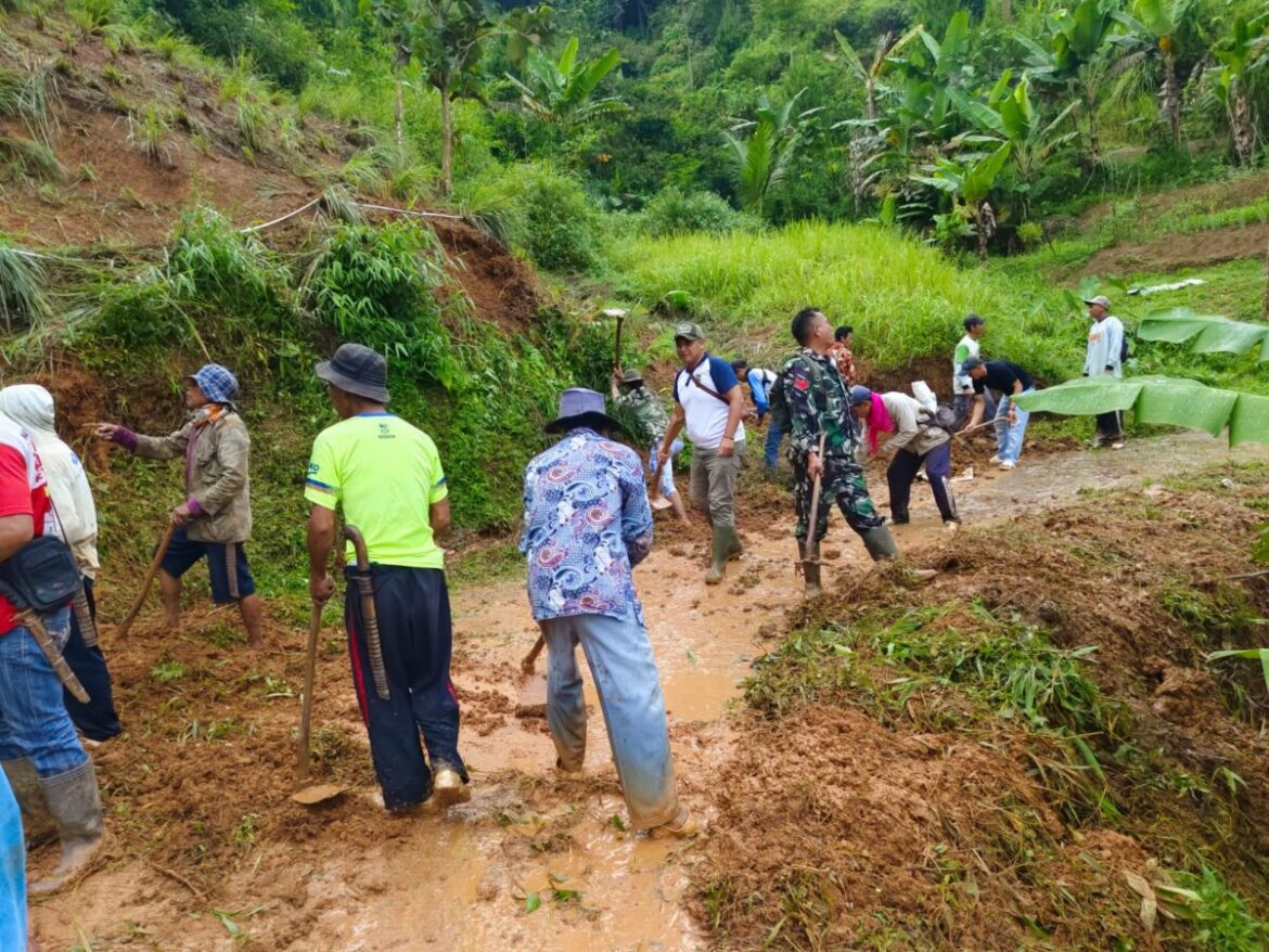 Merawat Tradisi Gotong Royong yang Masih Kental di Desa Cibeber