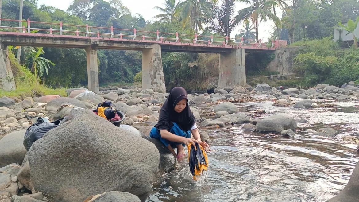 Aksi Jaga Bumi: Warga Desa Cibeber Bahu-Membahu Rawat Mata Air dan Aliran Sungai