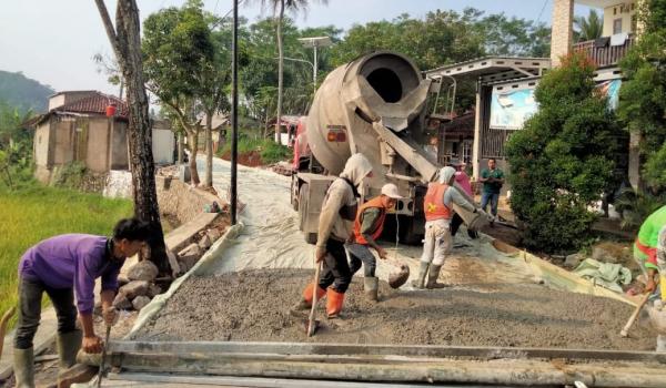 Menuju Desa Mandiri, Pemdes Cibeber Genjot Pembangunan Infrastruktur Jalan